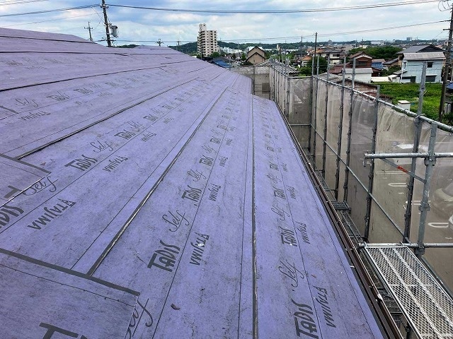 屋根カバー工法の防水シート設置風景